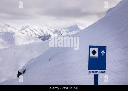 Sci alpino sul monte Whistler, insegna solo per esperti, sci alpino, inverno, sci alpino. Foto Stock