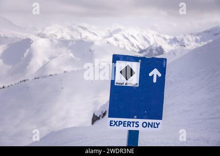 Sci alpino sul monte Whistler, insegna solo per esperti, sci alpino, inverno, sci alpino. Foto Stock