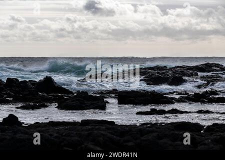 Paesaggio costiero roccioso e Ocean's Fury a Phillip Island, Victoria Foto Stock