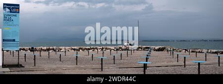 DESENZANO DEL GARDA, ITALIA - 22 SETTEMBRE 2023: Vista panoramica di un'area comunale sulla spiaggia con un cartello Foto Stock