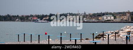 DESENZANO DEL GARDA, ITALIA - 22 SETTEMBRE 2023: Vista panoramica di un'area comune sulla spiaggia Foto Stock