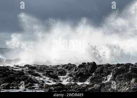 Paesaggio costiero roccioso e Ocean's Fury a Phillip Island, Victoria Foto Stock