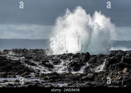 Paesaggio costiero roccioso e Ocean's Fury a Phillip Island, Victoria Foto Stock