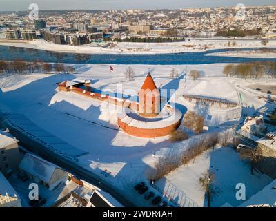 Una vista aerea del castello di Kaunas nella città vecchia di Kaunas, Lituania. Foto Stock