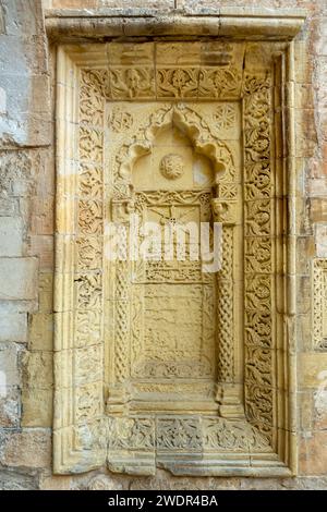 Incisioni bassorilievi su Mor Behnam (Kırklar Kilisesi): Antica chiesa siriaca nella storica città vecchia di Mardin, Turchia, vi secolo d.C. Foto Stock