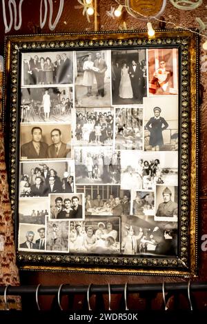 Album fotografico turco con ritratti in bianco e nero e foto di famiglia assortiti venduto in un mercato come collage - popolari articoli in vendita sui bazar, Mardin Turchia Foto Stock