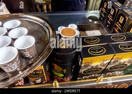 Tradizionale banco da caffè turco con tazze di carta offerto per la degustazione al tacchino Mardin Foto Stock