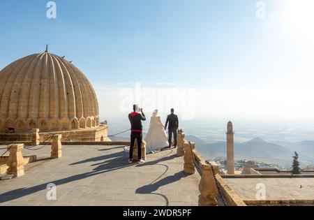 Le persone si riuniscono per il matrimonio al Sultan Isa Medrese o alla Sultan 'Isa Madrasa, o allo Zinciriye Medrese o all'Isa Bey Medresesi, un punto di riferimento storico di Mardin Foto Stock