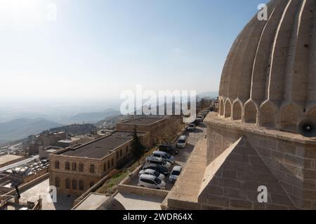 Ammira la cupola del Sultano Isa Medrese o della Madrasa del Sultano Isa, o la Zinciriye Medrese o Isa Bey Medresesi, un punto di riferimento a Mardin Foto Stock