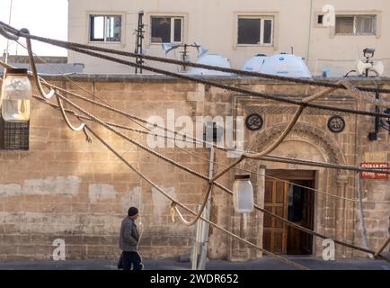 Moschea dinari Pamuk, cavi elettrici, lampade in vetro appese, centro storico di Mardin, tacchino, tetti, piatti satellitari, tetti, connessione Foto Stock