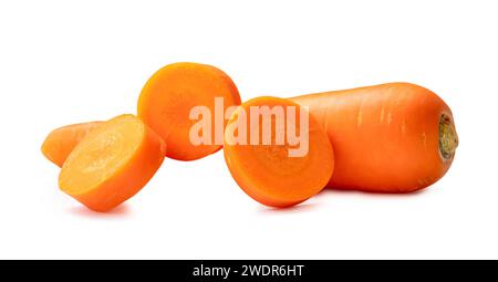 La vista frontale della bella carota arancione fresca e delle fette dalla forma strana in pila è isolata su sfondo bianco con un percorso di ritaglio. Foto Stock