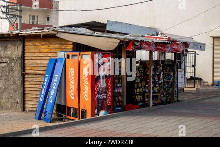Coca-Cola, Pepsi Metal Doors Fridges, un negozio stan-alone a Midyat, Turchia Foto Stock