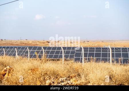 Fabbrica di pannelli solari nei campi vicino a Midyat nel sud-est della Turchia Foto Stock