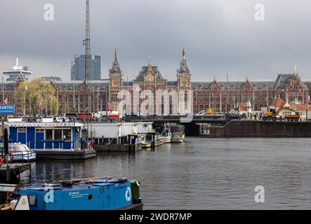 Amsterdam, Paesi Bassi - 21 aprile 2023: Stazione centrale in via Damrak ad Amsterdam. Foto Stock