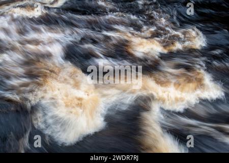 Acqua che scorre velocemente. River Findhorn, Morayshire, Scozia. Esposizione lunga astratta Foto Stock