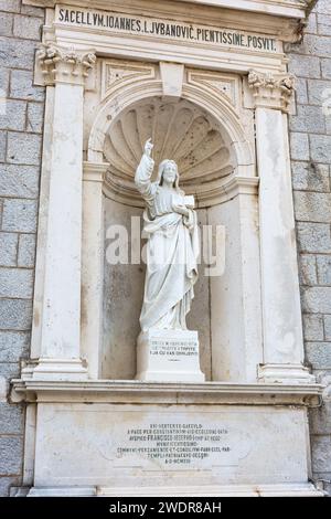 PRCANJ, MONTENEGRO - 04 GIUGNO: Chiesa cattolica nascita della Vergine Maria, il 4 giugno 2015, a Prcanj, Montenegro Foto Stock