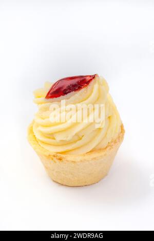 Mini teglia per cheesecake con guarnizione di fragola isolata su superficie bianca con spazio per la copia e messa a fuoco selettiva Foto Stock