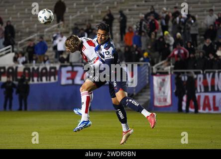 Non esclusiva: 17 gennaio 2024, Dallas, Texas, USA: Il River Plate Forward Facundo Colidio (L) e il difensore del Monterrey Edson Gutierrez (R) combattono per la h Foto Stock