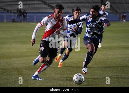 Non esclusiva: 17 gennaio 2024, Dallas, Texas, USA: Il centrocampista del River Plate Santiago Simon (L) in azione durante l'amichevole partita di calcio internazionale Foto Stock