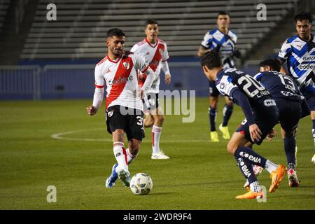 Non esclusiva: 17 gennaio 2024, Dallas, Texas, USA: Il centrocampista del River Plate Santiago Simon (L) durante l'amichevole partita di calcio internazionale tra Ra Foto Stock