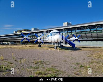 Aereo d'epoca il-18 passeggeri all'aeroporto di Lipsia. 14 settembre 2023 Lipsia Germania Foto Stock
