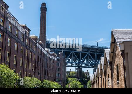 The Rocks: Porto di Sydney e quartiere turistico con sfondo Harbour Bridge Foto Stock