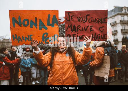 Parigi, Francia. 21 gennaio 2024. © Olivier Donnars/le Pictorium/MAXPPP - Parigi 21/01/2024 manifestazione a Paris contre la promulgation de la loi « asile et Immigration », quatre jours avant la decision tres attendue du Conseil constitutionnel sur ce texte. Credito: MAXPPP/Alamy Live News Foto Stock