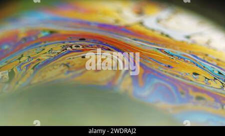 Miscela di vernici con macchie di olio arcobaleno sferico olografico Foto Stock