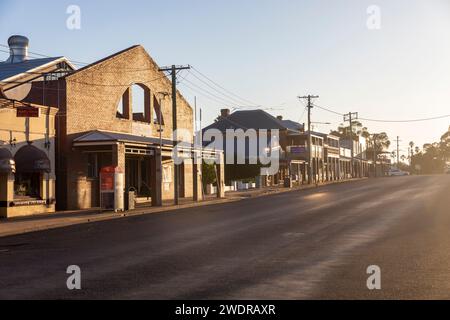 Centro di Mudgee, alba mattutina in estate crea nebbia nebulosa sulla città nel New South Wales, Australia, 2024 Foto Stock