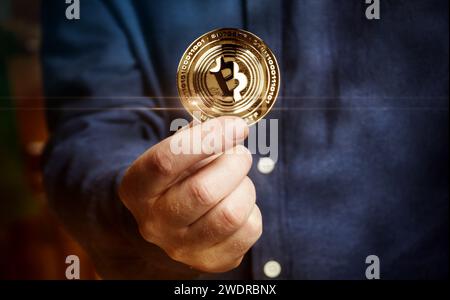 Bitcoin ETF BTC criptovaluta Golden Coin in Hand concetto astratto Foto Stock