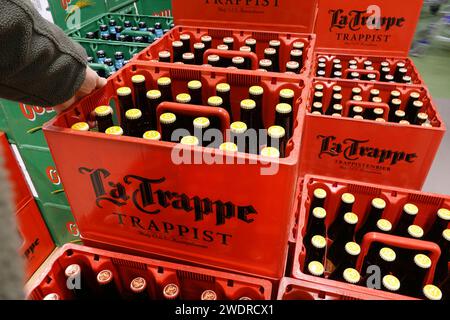 Cassa di birra la Trappe nel supermercato Foto Stock