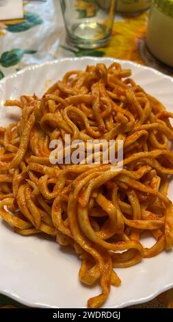 piatto di pasta spaghetti all'uovo fatti in casa con ragu. Foto di alta qualità Foto Stock