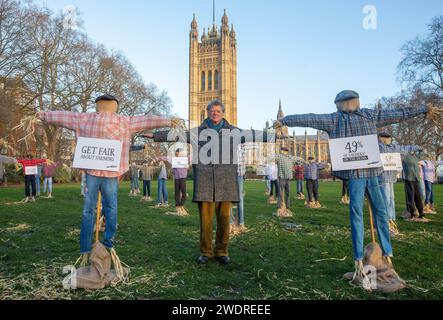 Londra, Inghilterra, Regno Unito. 22 gennaio 2024. GUY SINGH-WATSON, fondatore della Riverford Organic, posa con gli spaventapasseri fuori dal parlamento britannico durante una protesta per chiedere al governo i sei grandi supermercati - Tesco, Sainsbury's, Asda, Morrisons, Aldi e Lidl- per 'essere onesti sulla fama. (Immagine di credito: © Tayfun salci/ZUMA Press Wire) SOLO USO EDITORIALE! Non per USO commerciale! Crediti: ZUMA Press, Inc./Alamy Live News Foto Stock