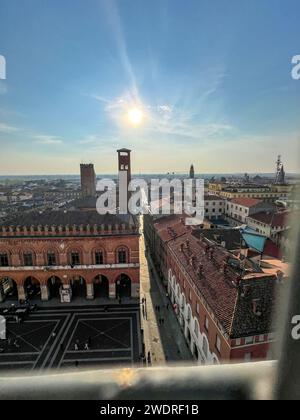 Cremona panorama della piazza visto dalla torre Torrazzo al tramonto. Foto di alta qualità Foto Stock