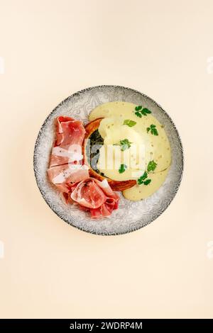 panino di spinaci con salsa al formaggio e prosciutto su un pla Foto Stock