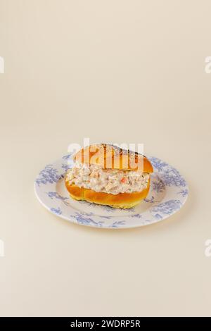 bagel con tartare di salmone e salsa alla panna Foto Stock