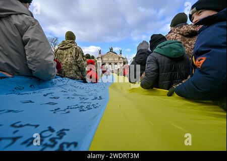 Non esclusiva: LEOPOLI, UCRAINA - 21 GENNAIO 2024 - adulti e bambini sono raffigurati durante l'offerta di stabilire il record dell'Ucraina per l'Ucraina più lunga Foto Stock