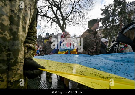 Non esclusiva: LEOPOLI, UCRAINA - 21 GENNAIO 2024 - adulti e bambini sono raffigurati durante l'offerta di stabilire il record dell'Ucraina per l'Ucraina più lunga Foto Stock