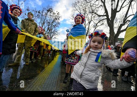 Non esclusiva: LEOPOLI, UCRAINA - 21 GENNAIO 2024 - adulti e bambini sono raffigurati durante l'offerta di stabilire il record dell'Ucraina per l'Ucraina più lunga Foto Stock