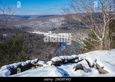 Il Bouchoux Trail vicino a Long Eddy NY è un percorso escursionistico di 5,5 km che abbraccia il fiume Delaware, fotografato sotto pochi centimetri di neve durante l'inverno Foto Stock