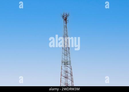 La torretta di segnalazione Internet o la torretta di segnalazione del telefono cellulare è isolata su sfondo blu. Comunicazione globale e connessione alla rete Internet co Foto Stock