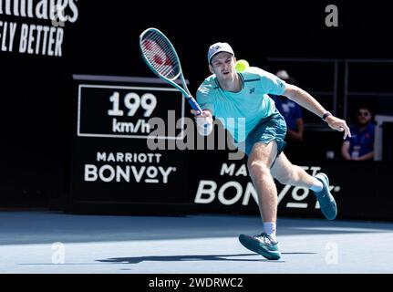 Melbourne, Australia. 22 gennaio 2024. La polacca Hubert Hurkacz compete nel quarto turno di singolare maschile tra Hubert Hurkacz e Arthur Cazaux della Francia al torneo di tennis Australian Open di Melbourne, Australia, 22 gennaio 2024. Credito: HU Jingchen/Xinhua/Alamy Live News Foto Stock