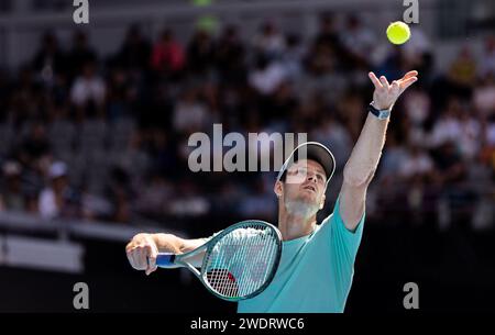 Melbourne, Australia. 22 gennaio 2024. Hubert Hurkacz serve durante il quarto turno di singolare maschile tra Hubert Hurkacz polacco e Arthur Cazaux francese al torneo di tennis Australian Open di Melbourne, Australia, 22 gennaio 2024. Credito: HU Jingchen/Xinhua/Alamy Live News Foto Stock