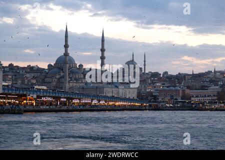 Il paesaggio urbano di Istanbul durante un tramonto invernale, in Turchia Foto Stock