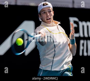 Melbourne, Australia. 22 gennaio 2024. Arthur Cazaux, francese, compete nel quarto turno di singolare maschile tra Hubert Hurkacz polacco e Arthur Cazaux francese al torneo di tennis Australian Open di Melbourne, Australia, 22 gennaio 2024. Credito: HU Jingchen/Xinhua/Alamy Live News Foto Stock