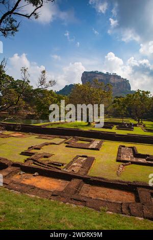 Rovine in cima al palazzo roccioso e alla fortezza del Leone Sigiriya. Sri LAN Foto Stock