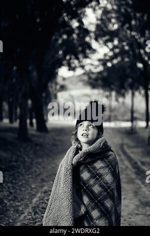 Ragazzo in piedi avvolto in una coperta a Villajoyosa Foto Stock