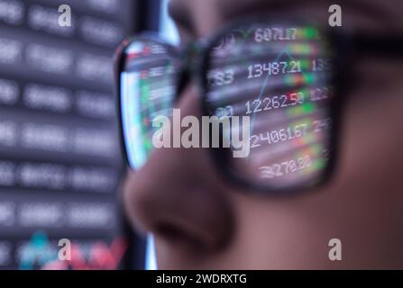 Analista femminile che guarda sullo schermo le performance finanziarie Foto Stock