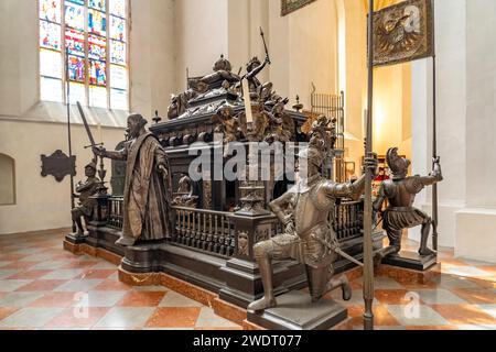 Kaiserkenotaph in der Frauenkirche in München, Bayern, Deutschland, Europa | cenotafio dell'imperatore Luigi IV all'interno della Frauenkirche - Cattedrale di Ou Foto Stock