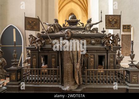 Kaiserkenotaph in der Frauenkirche in München, Bayern, Deutschland, Europa | cenotafio dell'imperatore Luigi IV all'interno della Frauenkirche - Cattedrale di Ou Foto Stock